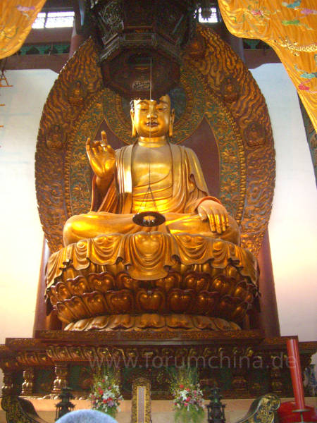 Buddhastatue in einem buddhistischen Tempel