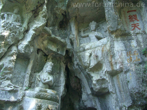Statuen im Linyin-Tempel in Hangzhou