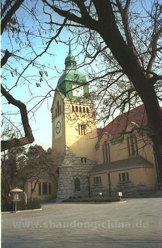 Kirche in Qingdao aus der Zeit der deutschen Kolonie Kiaotschou in Shandong.