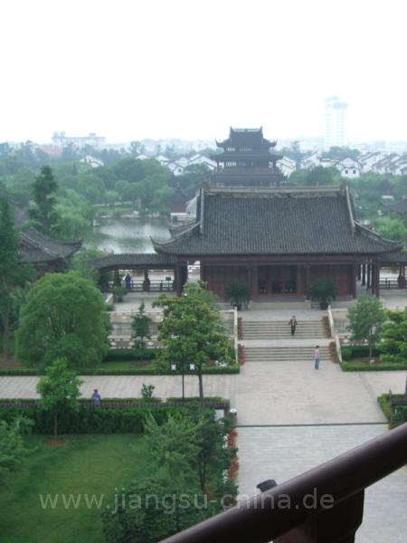Parkanlage in Suzhou, im Hintergrund die Stadt.