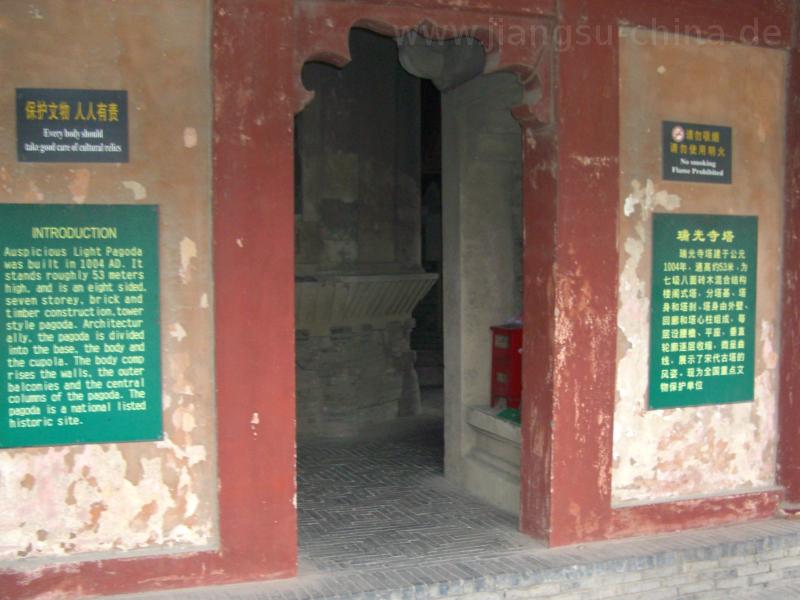 Eingang zu einer der über 1000 Jahre alten Pagode in Suzhou.